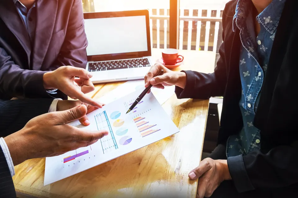 Profissionais analisando dados de palavras-chave e busca