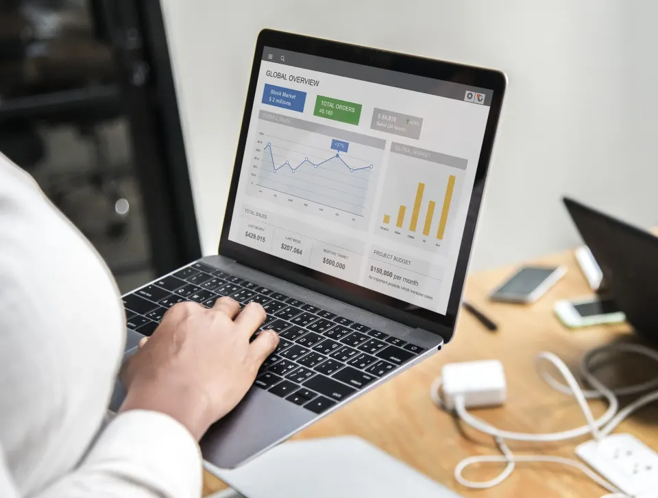 Pessoa fazendo uma pergunta a um assistente de IA no notebook