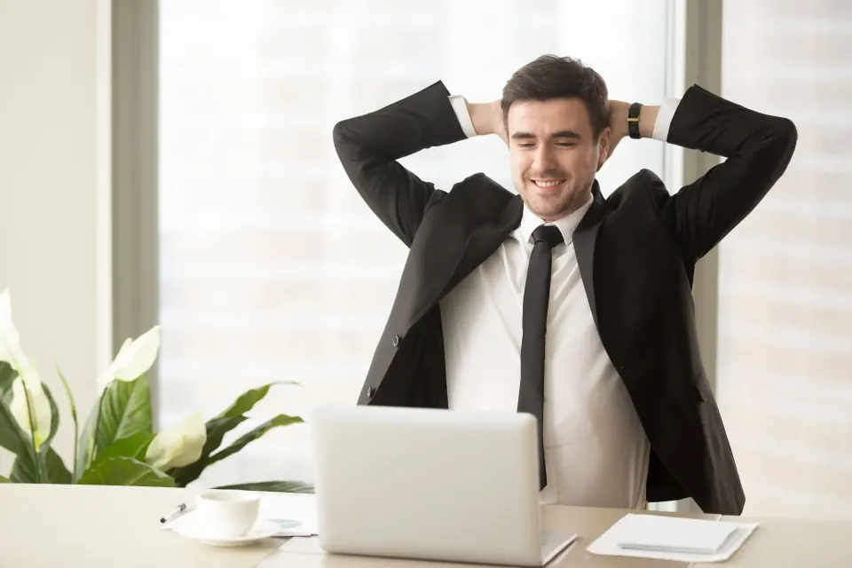 Profissional revisando uma sequência automatizada de e-mails